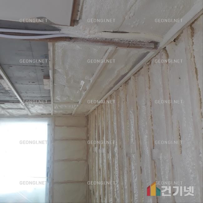 용인시 컨테이너 하우스 단열, 우레탄폼으로 결로와 에너지 효율 고민 해결!