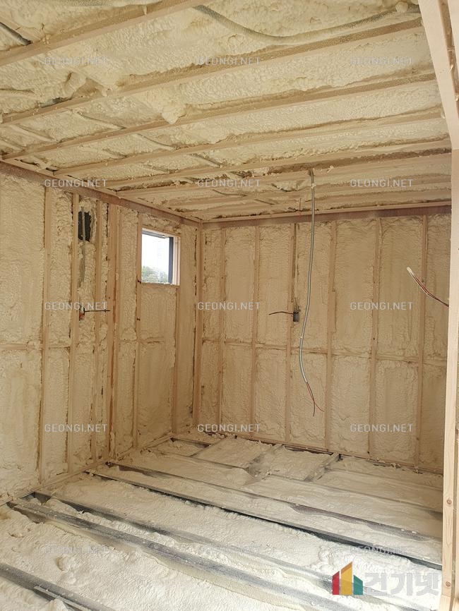 성주군의 컨테이너 하우스 단열, 우레탄폼으로 결로와 에너지 비용 걱정 없이!